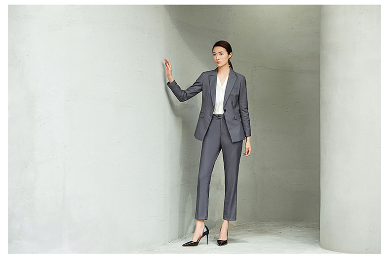 女款灰色一?？畚鞣籽b定制款模特圖片展示