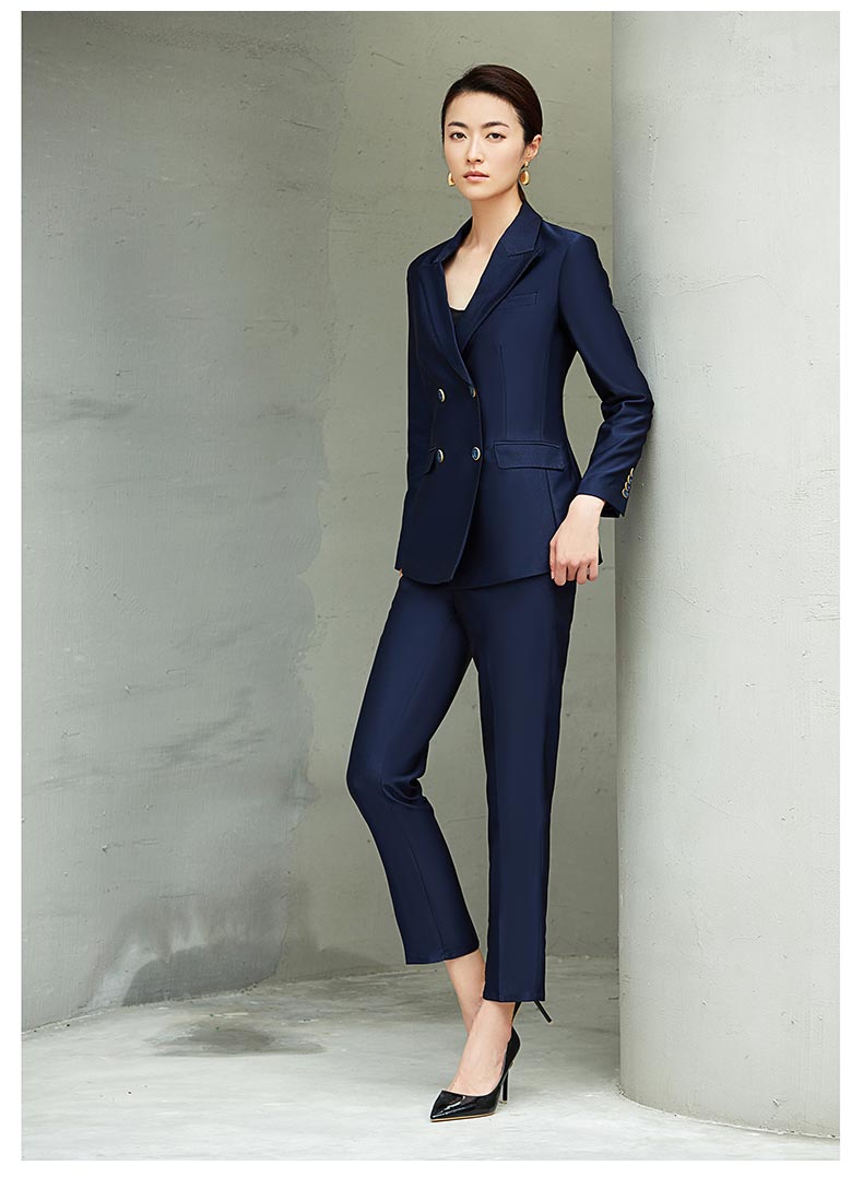 女士藍色雙排扣職業西服模特展示圖4