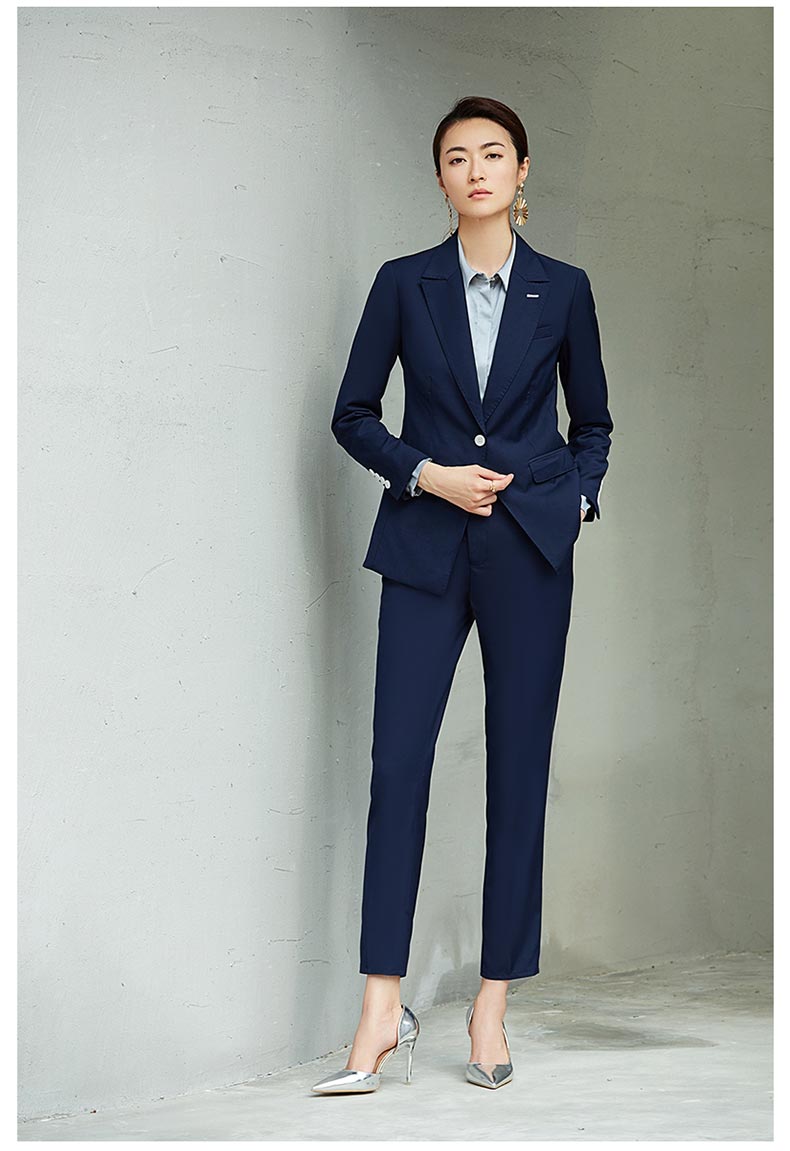 女款藍(lán)色單扣職業(yè)西裝定做款式圖模特展示6